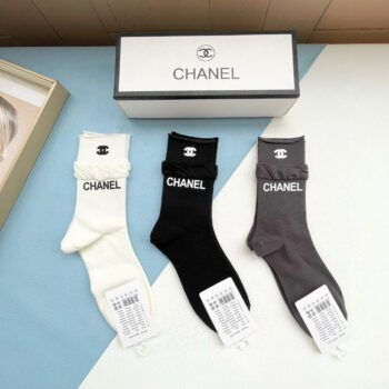 ??Three pairs in one box??Mid-calf socks