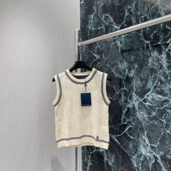 Round neck knitted vest