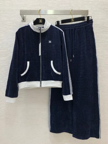 Small logo on the chest, zipper, stand collar, loose  elastic waist, wide legs
