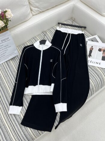 Classic zipperdrawstring sports suit