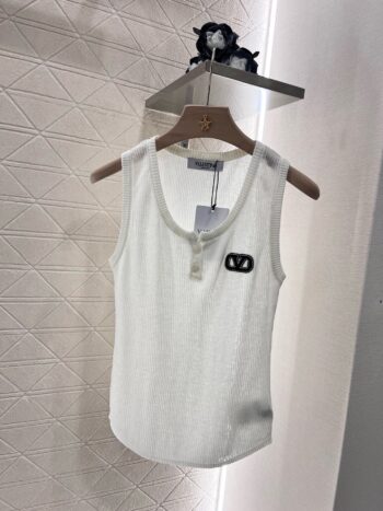 Button-down lettering knitted vest??