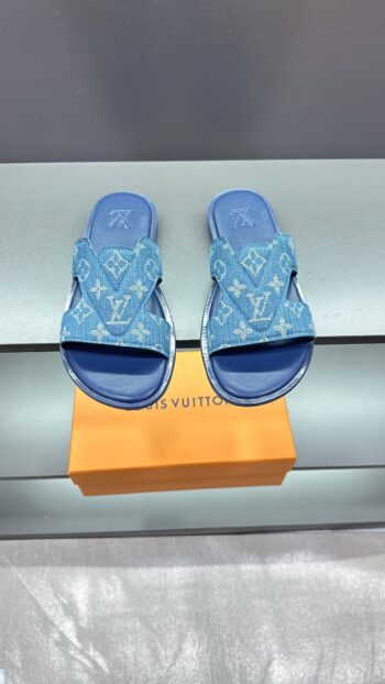 logo graphic slippers