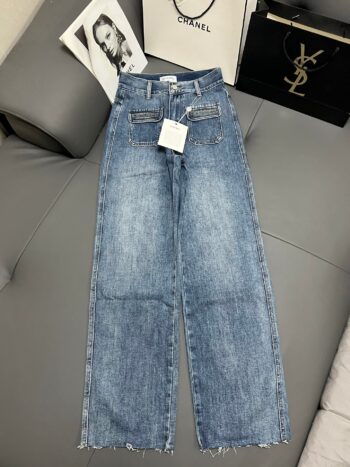 Jeans with hot diamond hardware logo on pocket