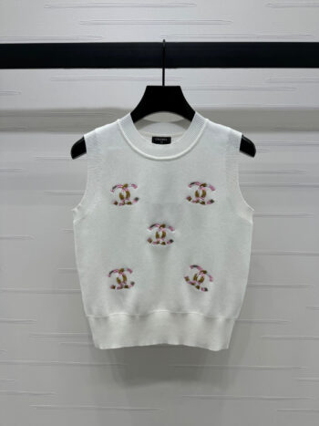Contrast color double C embroidered knitted vest