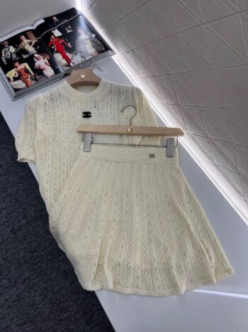 C Round Neck Knit Short Sleeve + Cutout Knit Skirt