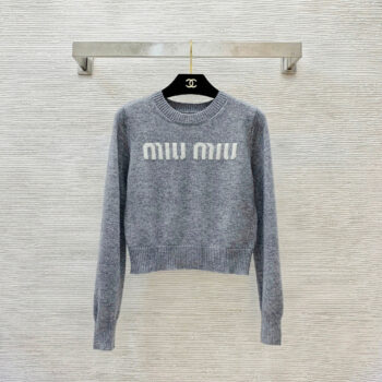 Soft and skin-friendly fashionable and simple letter knitted top