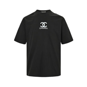 Short sleeves with small logo on chest