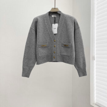 Short, simple and versatile knitted sweater